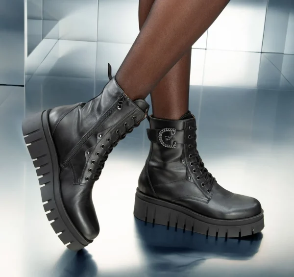 ANFIBI PELLE NERA PLATFORM LOGO METALLICO