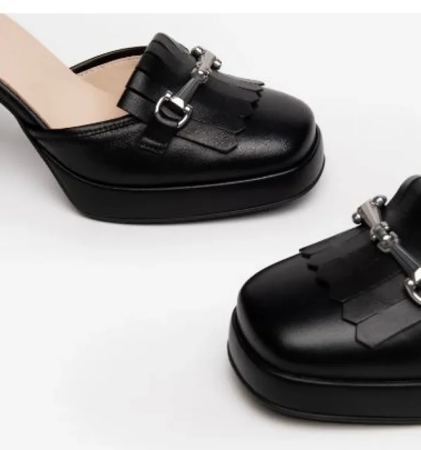DECOLLETE' PELLE NERA CON FRANGE